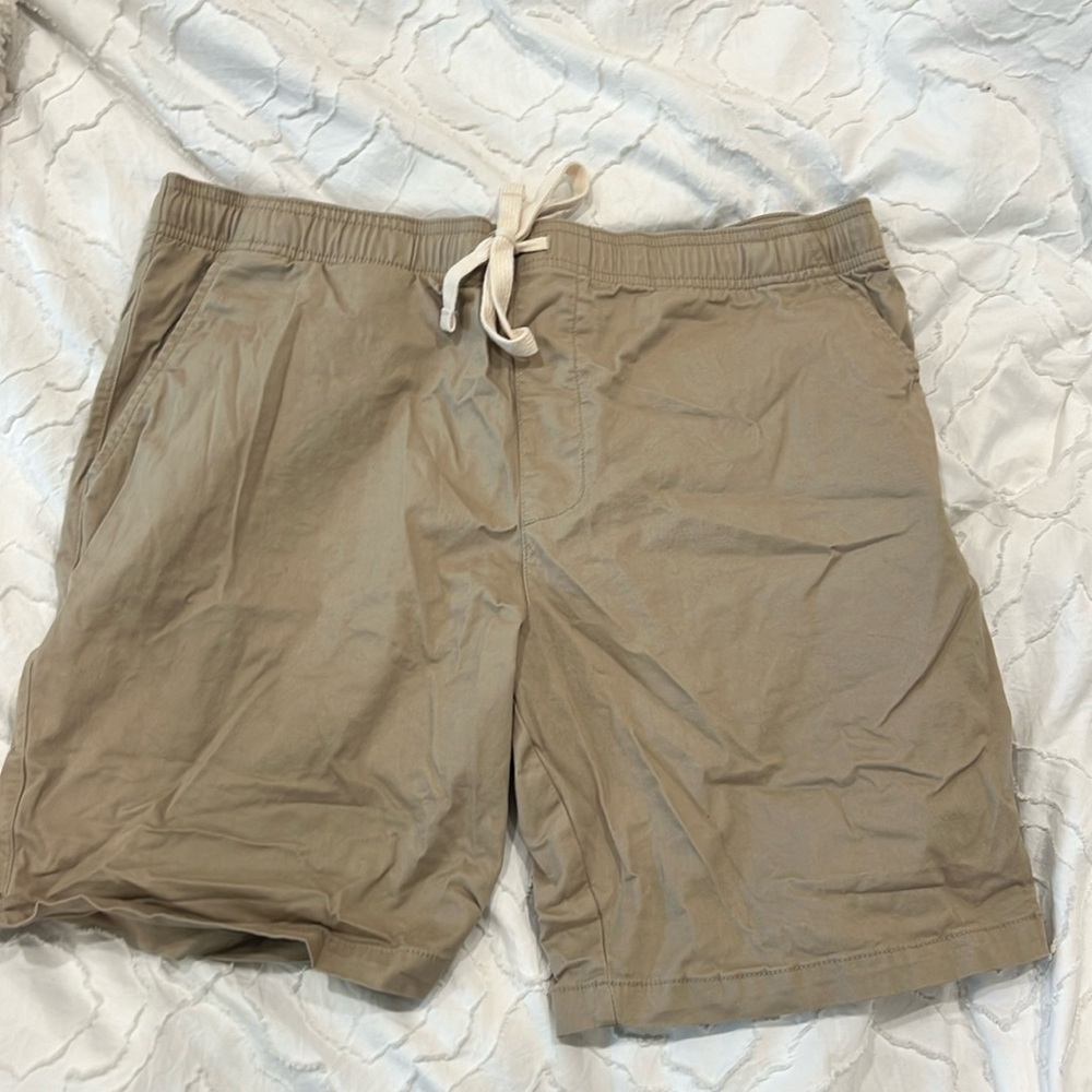 Men’s cargo style shorts size medium